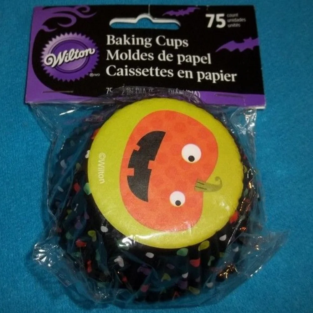 Wilton 225 Halloween Baking Cups Pumpkin Dots